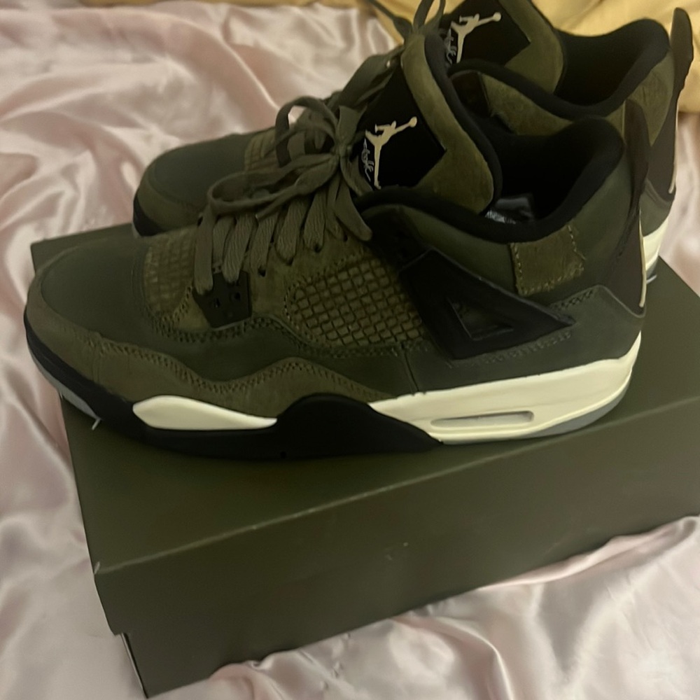 Air Jordan 4 Retro SE Craft Gs. size 7 boys color green
